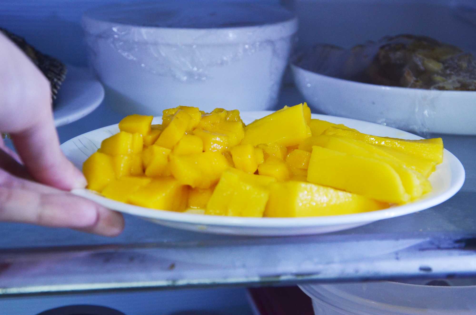 Как разрезать манго с косточкой правильно, красиво, пополам, кубиками, квадратиками, дольками. пошаговая инструкция с фото