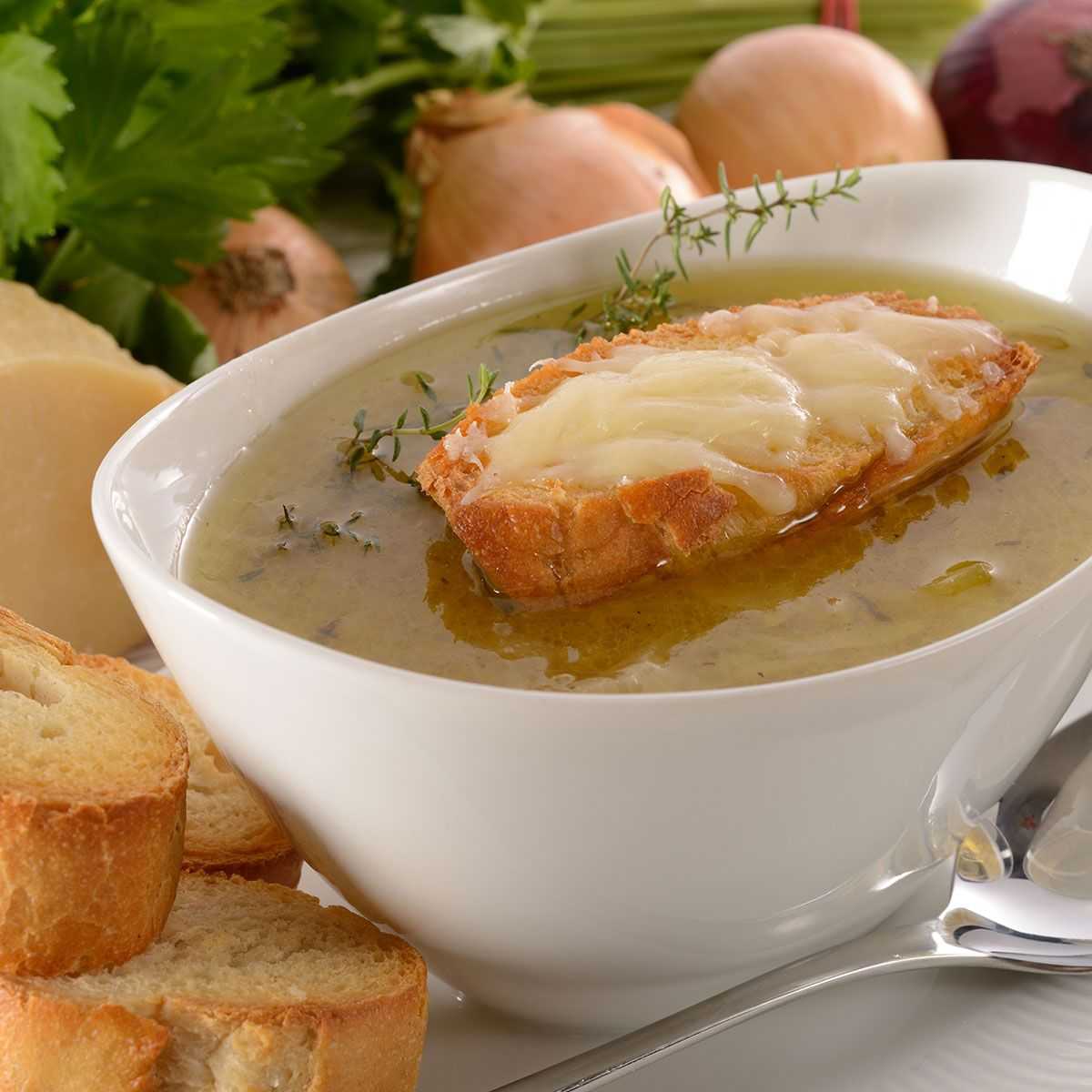 Как приготовить французский луковый суп по классическому рецепту с сыром в горшочках Пошаговое описание