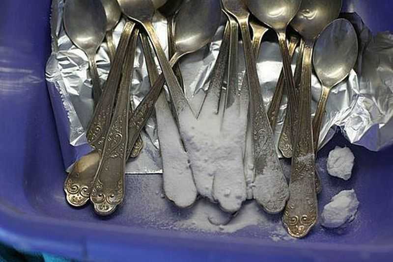 Как почистить ложки и вилки между зубцами в домашних условиях, чтобы блестели: из нержавейки, как отмыть пригоревшую кастрюлю
