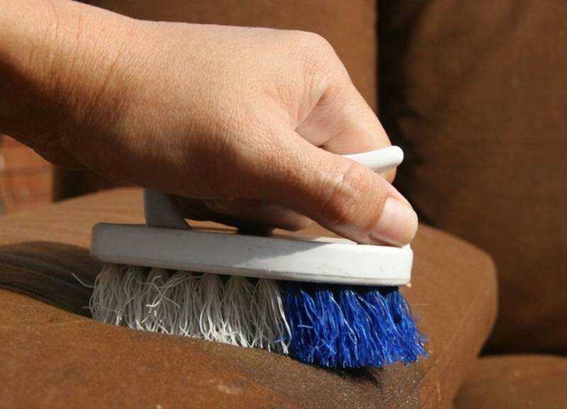 Как почистить кожаный диван в домашних условиях (белый, светлый, темный): чем отмыть пятна и убрать потертости?