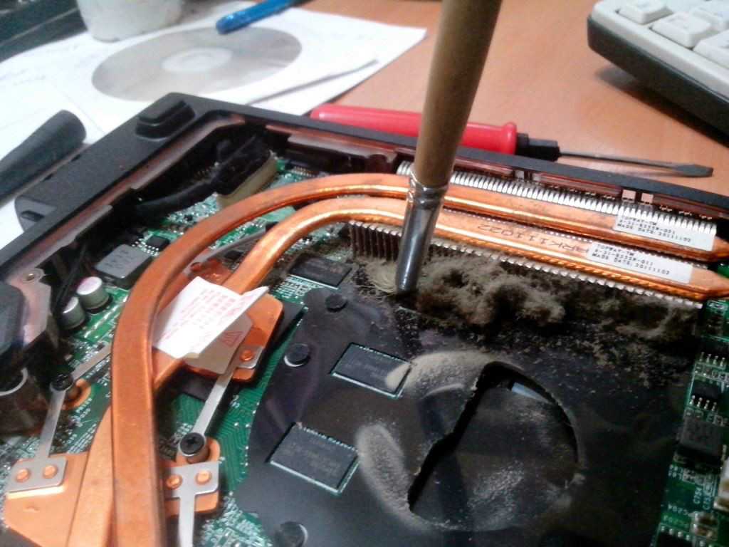 Прочистка компьютера. Чистка от пыли ПК И ноутбук. Чистка ноутбука от пыли. Пыль в ноутбуке. Разобранный ноутбук.