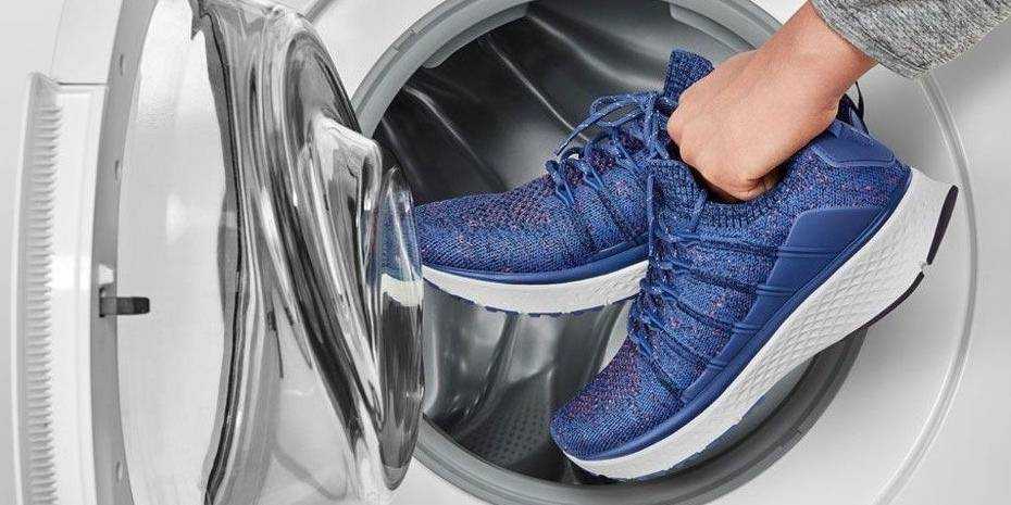 Важный вопрос: можно ли стирать замшевые кроссовки в стиральной машине или руками?