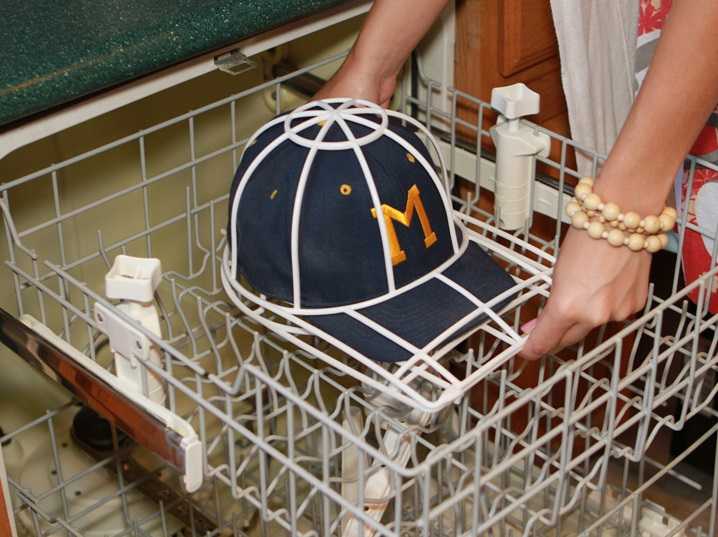 Как стирать кепку, бейсболку, чтобы она не потеряла форму: в стиральной машине, в домашних условиях?