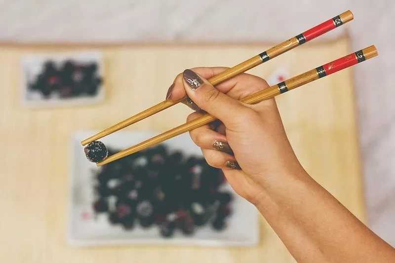 Как правильно держать палочки для суши: поэтапно фото для начинающих