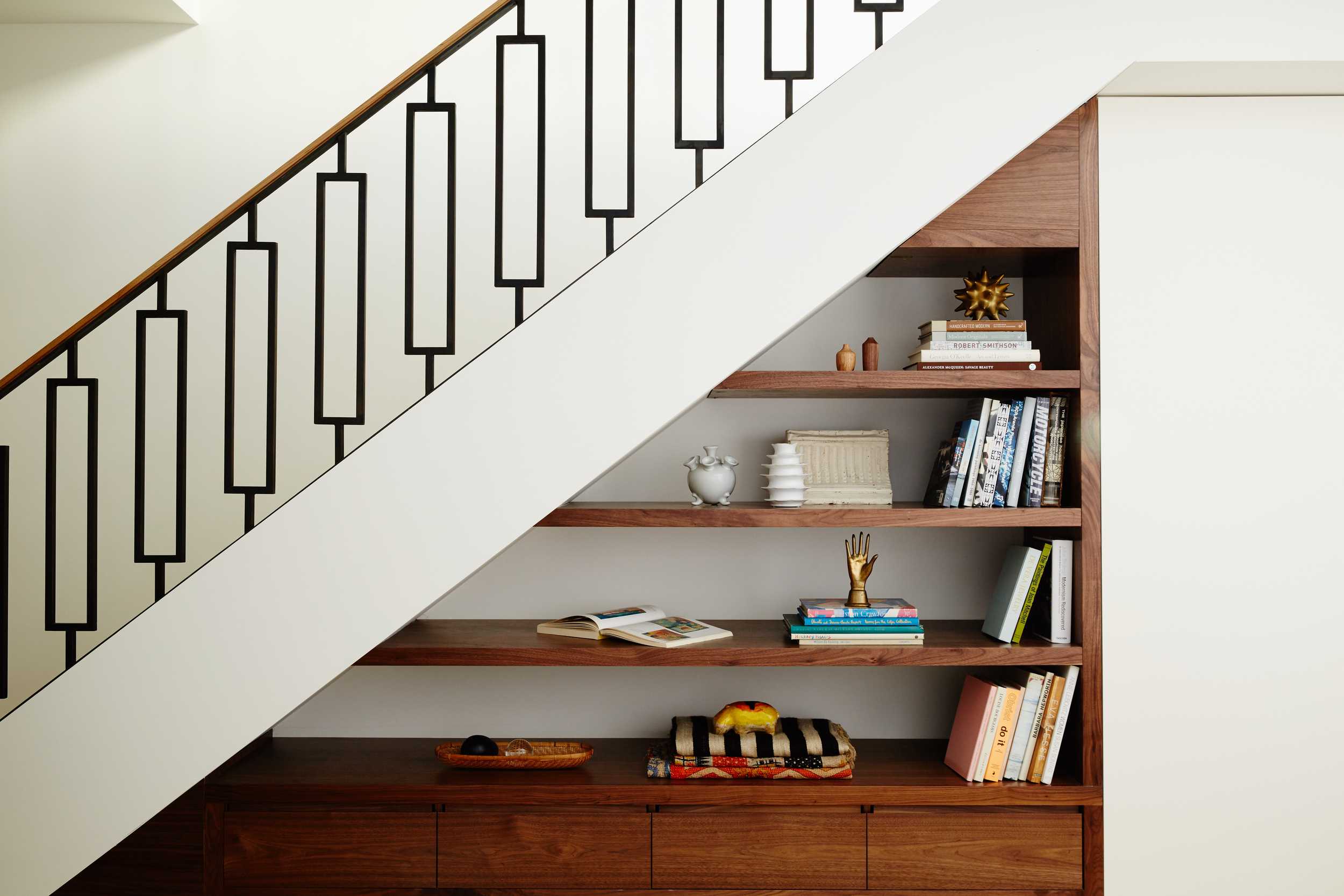 Выдвижные шкафы под лестницей: удобно и оригинально
