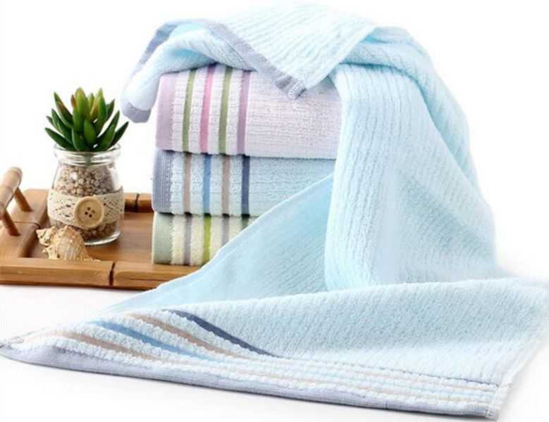 Сколько нужно полотенец. Красивые полотенца. Банное полотенце. Полотенце махровое. Махровое полотенце в ванне.