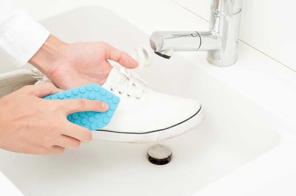 Как очистить белую подошву кроссовок