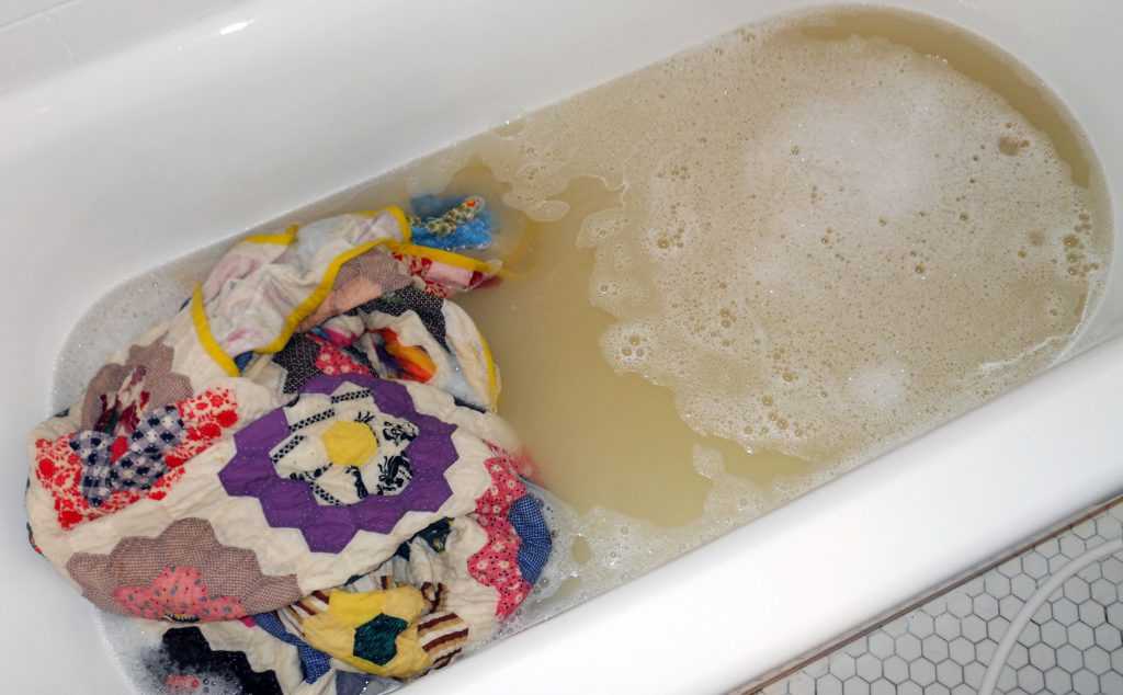 Как постирать одеяло из овечьей шерсти: можно ли в стиральной машине, правила стирки руками, как почистить сухим способом?