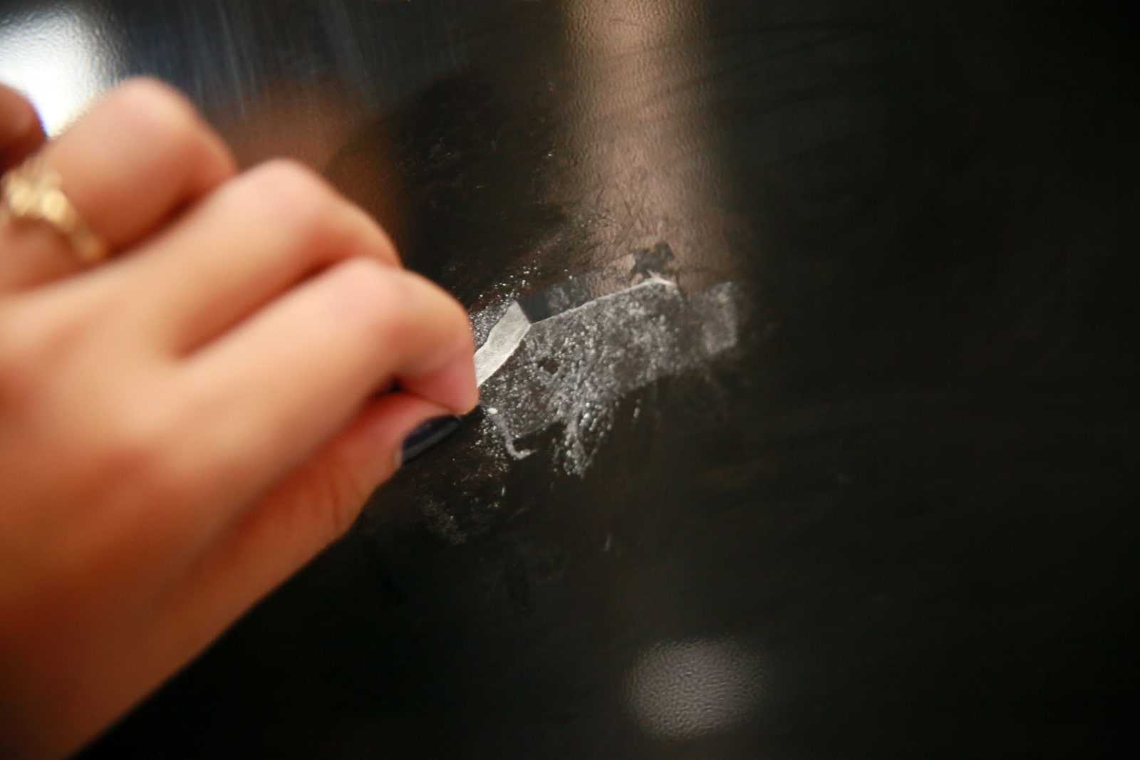 Как убрать скотч с пластиковых окон, как отчистить от двухсторонней ленты, чем удалить остатки клея?