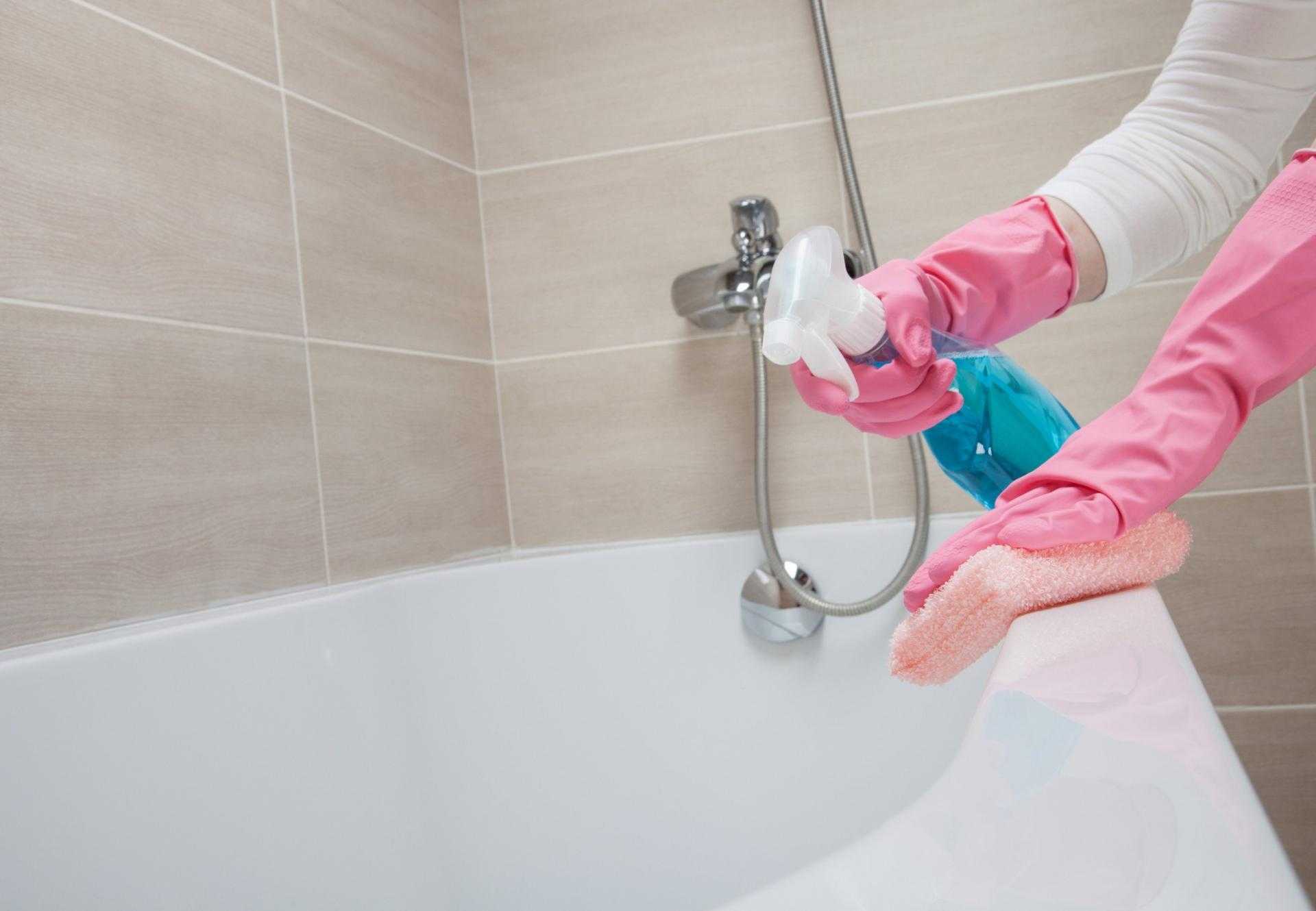 Причины и виды загрязнений ванны Как подобрать специальные и народные средства Отбеливание акриловой и чугунной ванны Правила ухода