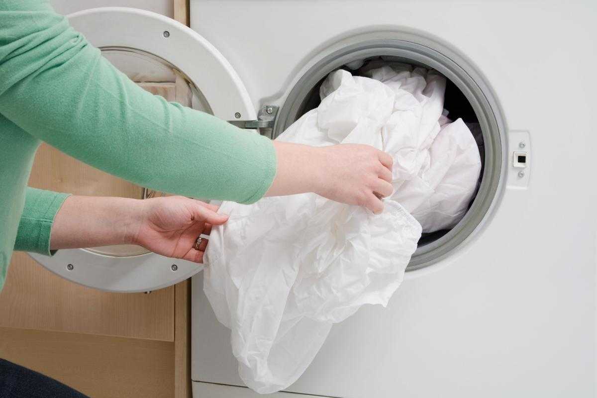 Стирка с уксусом: можно ли добавлять в стиральную машину-автомат и зачем, сколько нужно, как постирать белье?