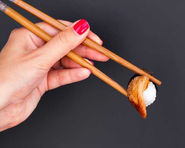 Как держать палочки для суши и роллов: инструкция для новичков