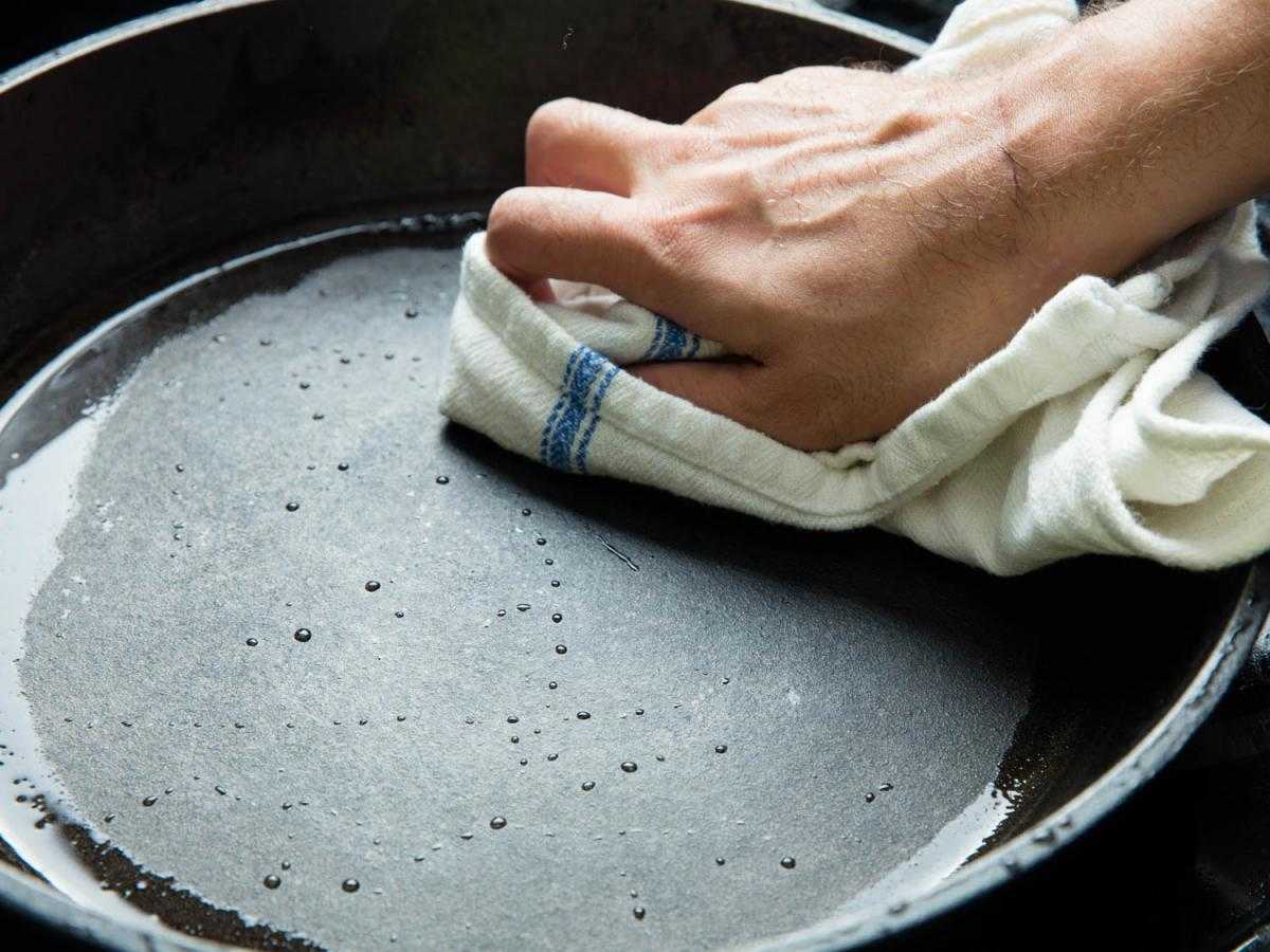 Сковорода с антипригарным покрытием: почистить, отмыть (как, чем)