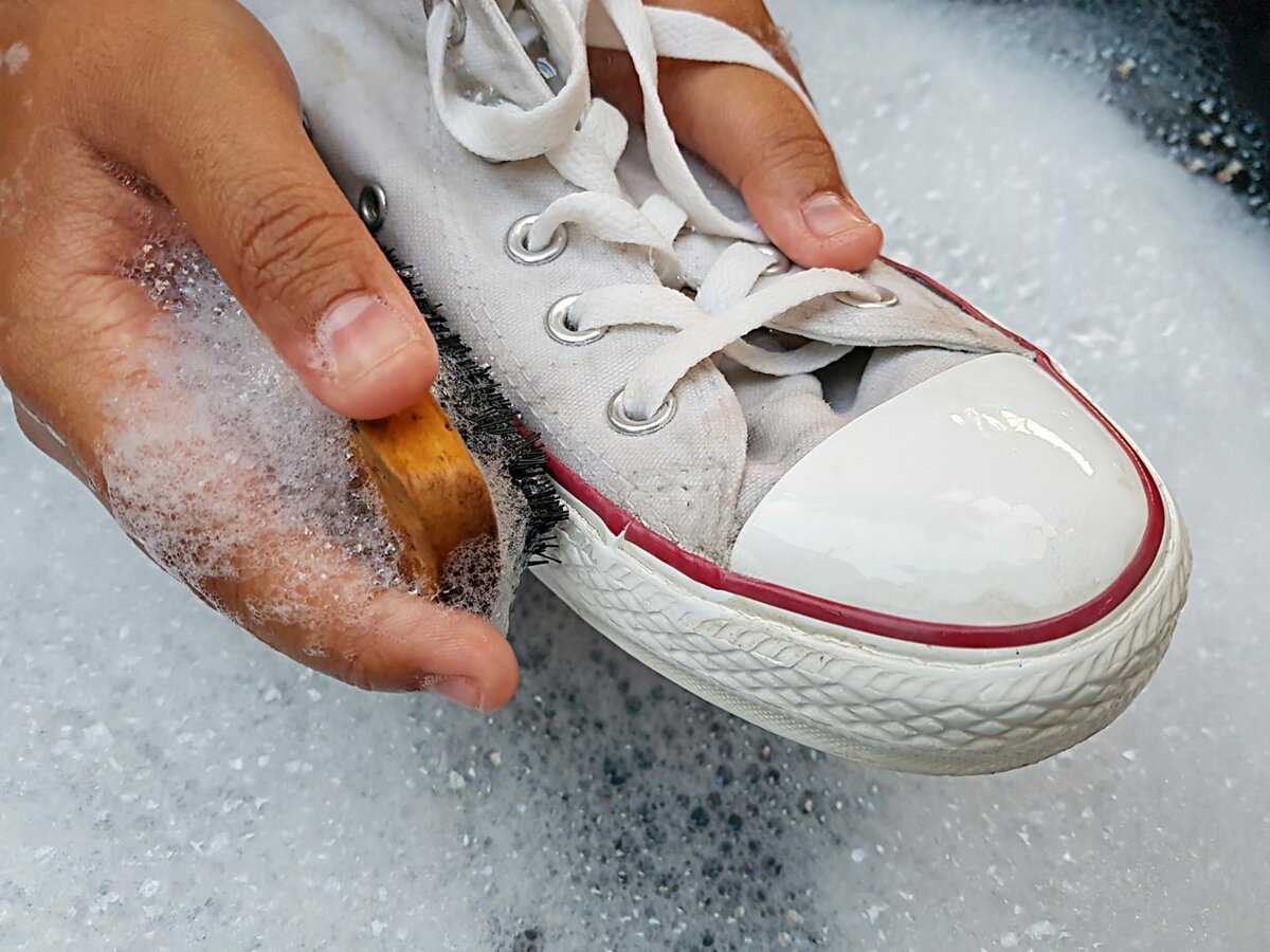 Как почистить подошву кроссовок