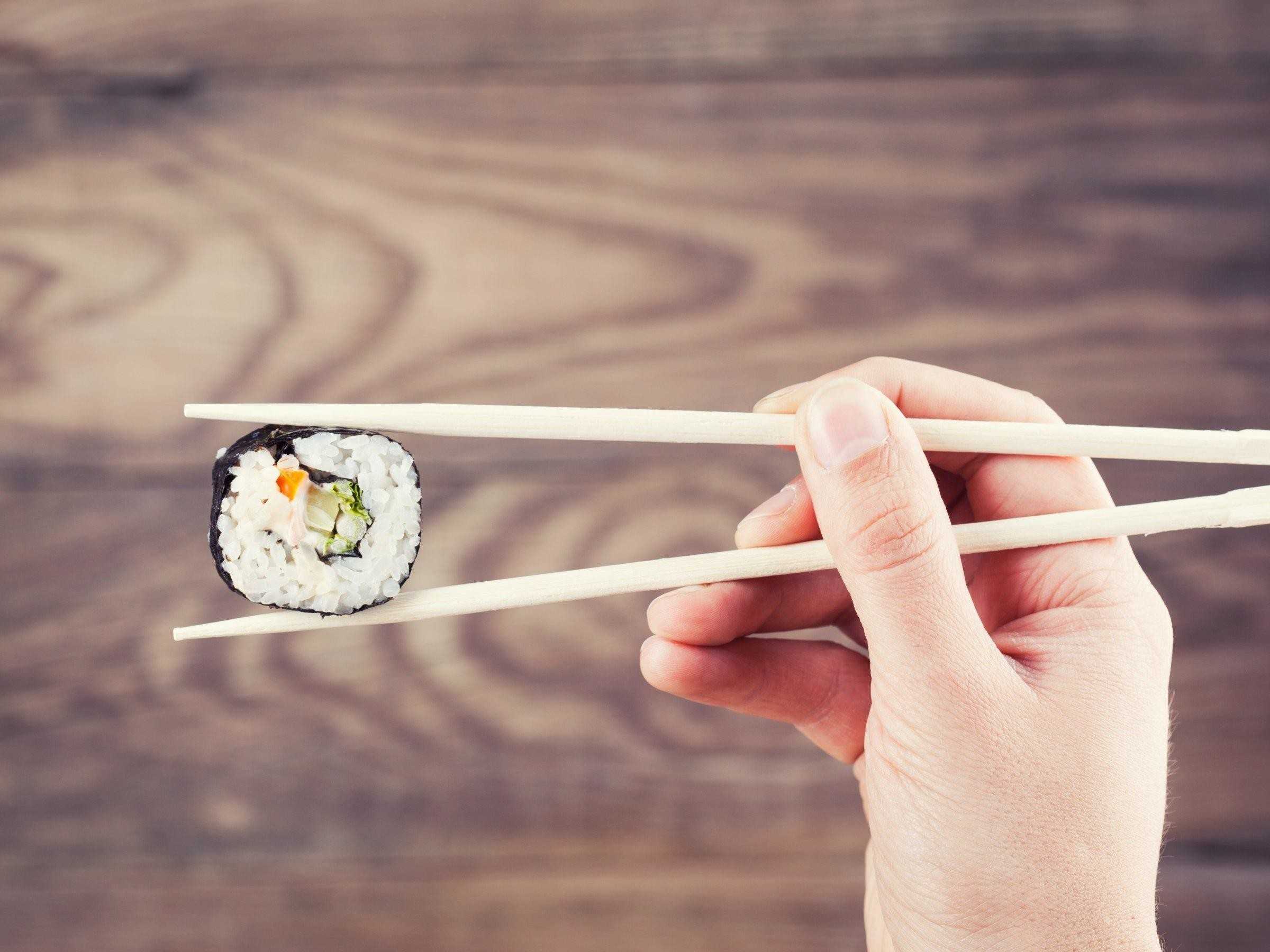 Почему суши едят палочками Виды палочек для суши Как научиться держать палочки Пошаговая инструкция использования палочек Что удобно и можно кушать китайскими палочками