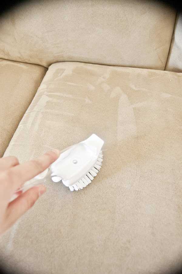 Как очистить диван из ткани, кожаный, замшевый в домашних условиях?