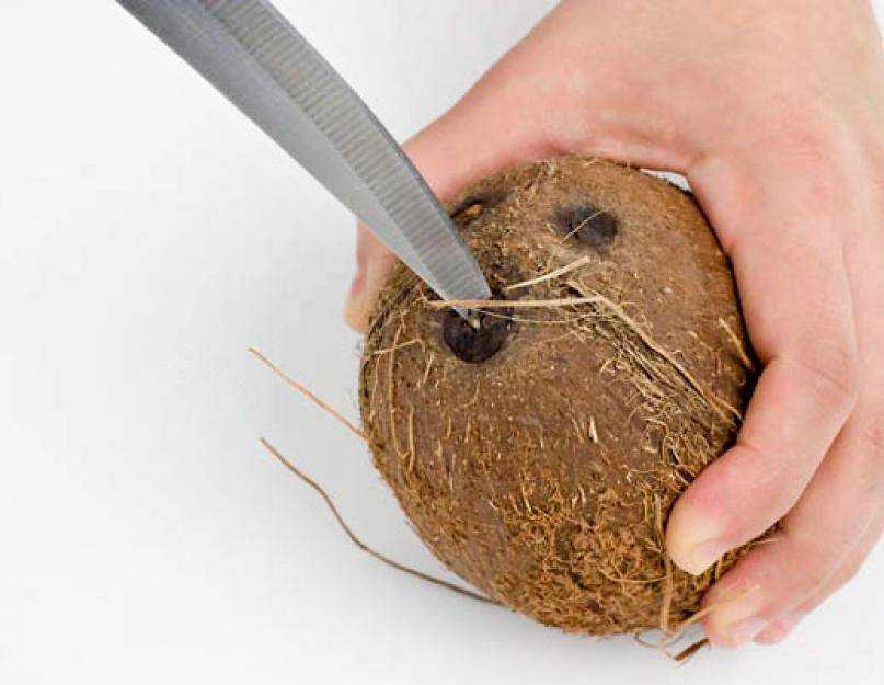 Как открыть кокос в домашних условиях: чем вскрыть и расколоть его дома, как разделать и почистить кокосовый орех, видео