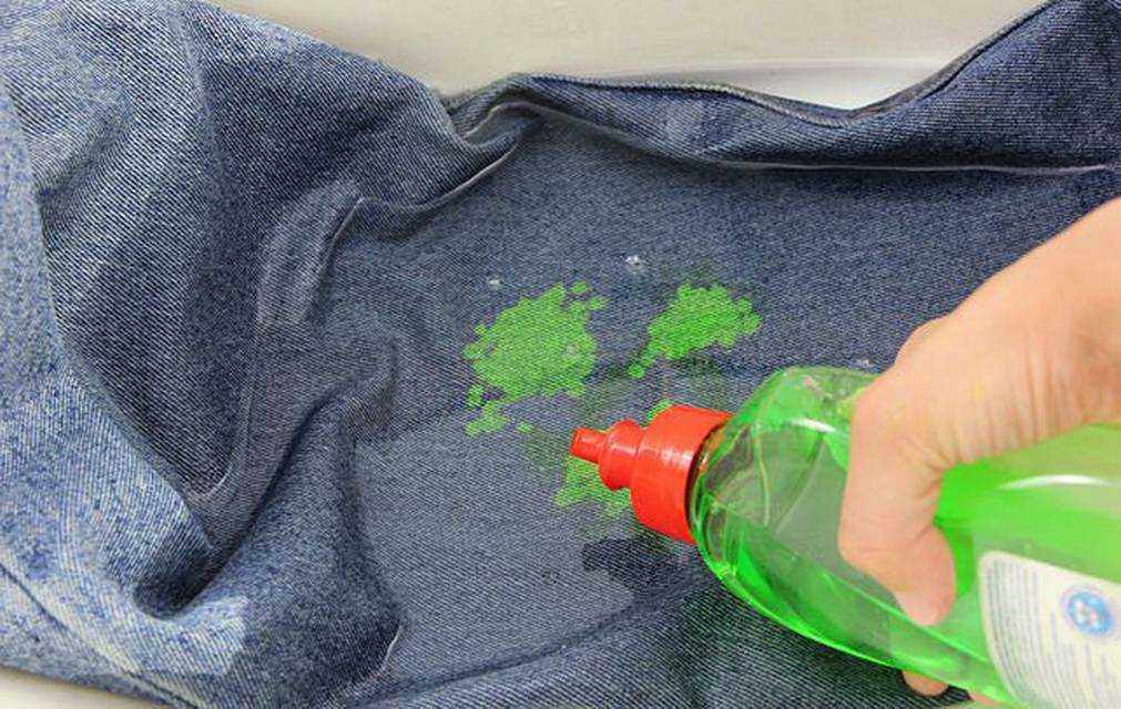 Как избавится от запаха бензина на одежде: рекомендации и советы по устранению пятен