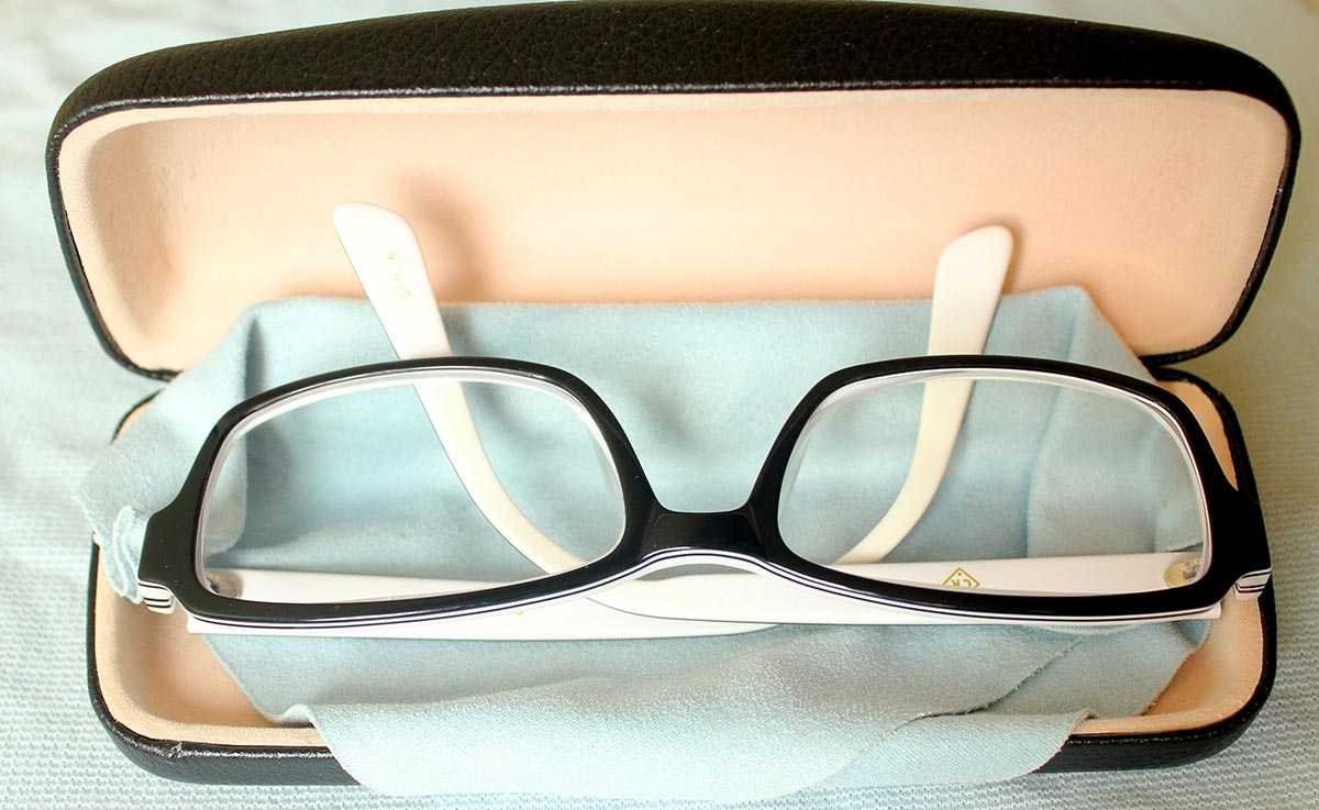 Уход за очками для зрения: с пластиковыми линзами, средства по уходу