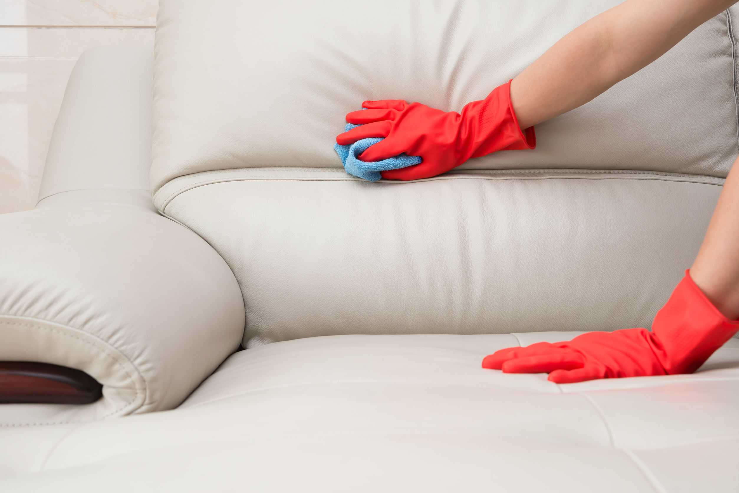 Как почистить кожаный диван в домашних условиях от грязи: быстро и эффективно