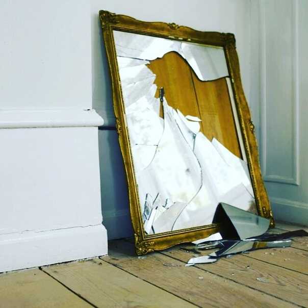 Как правильно выбросить зеркало из дома без последствий для себя (можно ли)