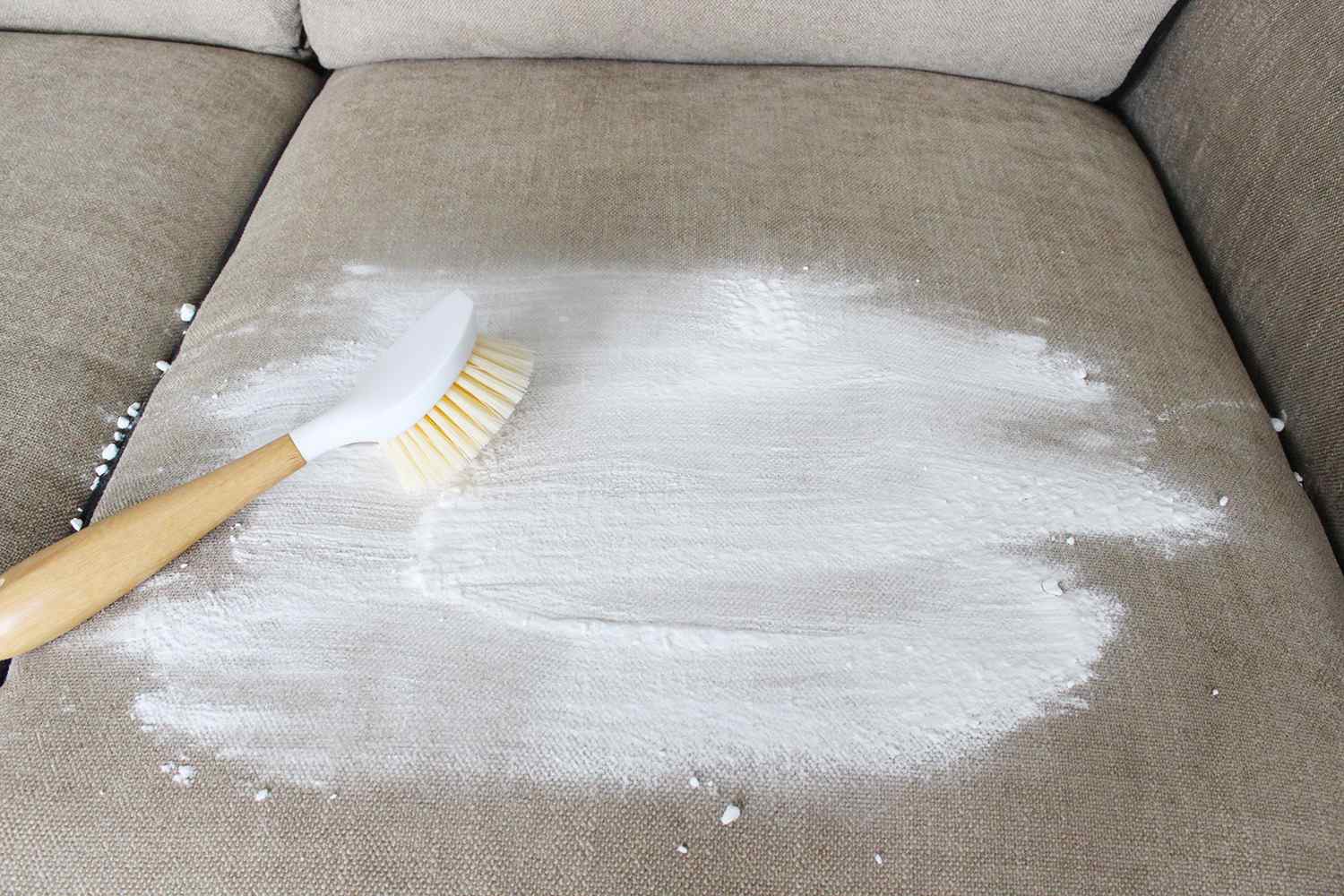 Как почистить диван ванишем в домашних условиях, без разводов: правила использования vanish для разных видов обивки