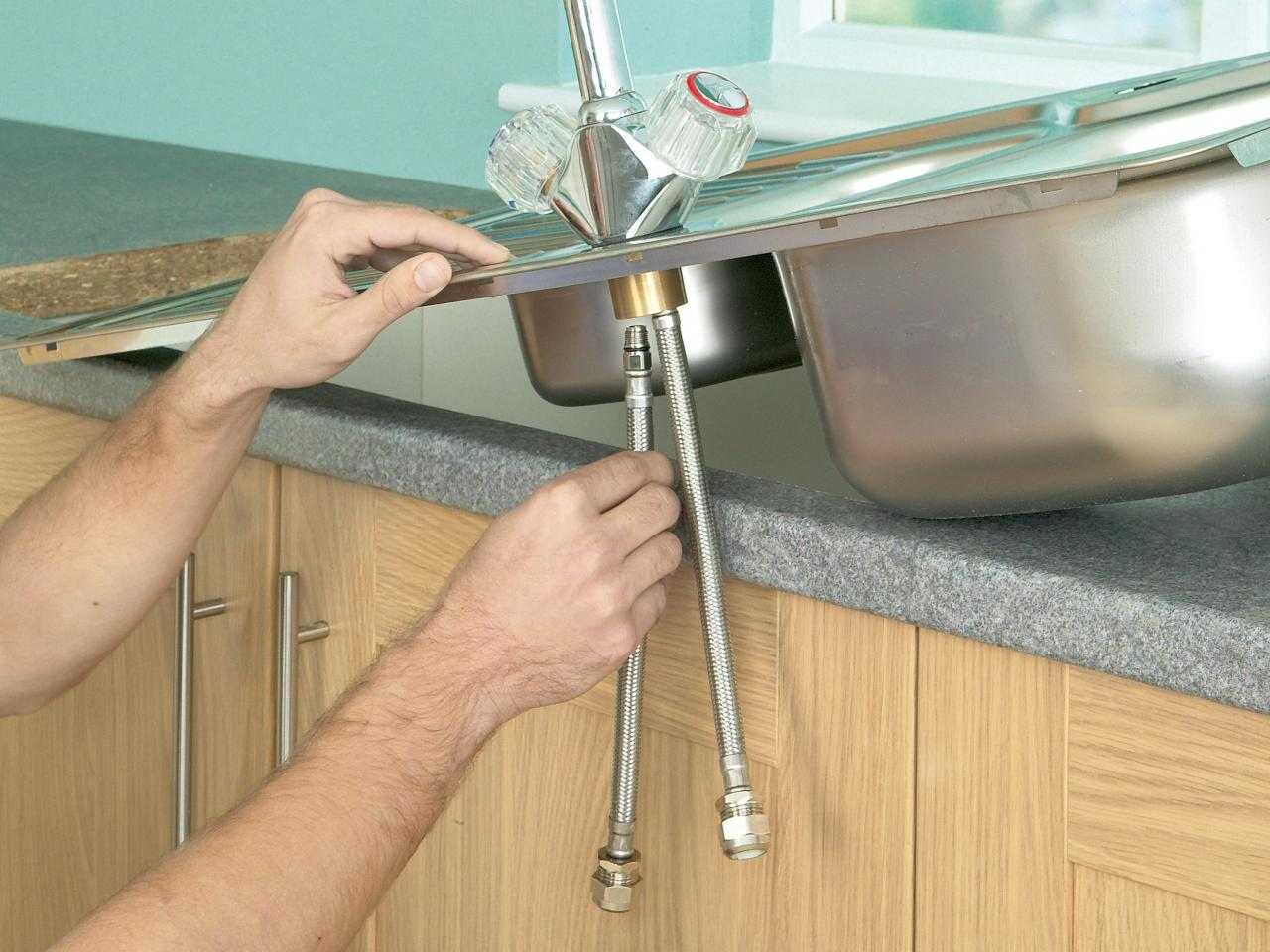 Как поменять кран на кухне: особенности замены кухонного смесителя своими руками, правила подключения крана
