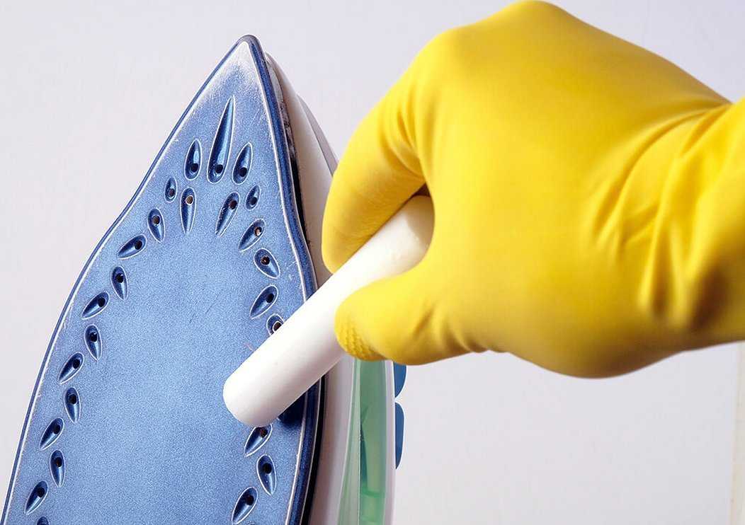 Как очистить утюг от пригоревшей ткани в домашних условиях: 8 способов