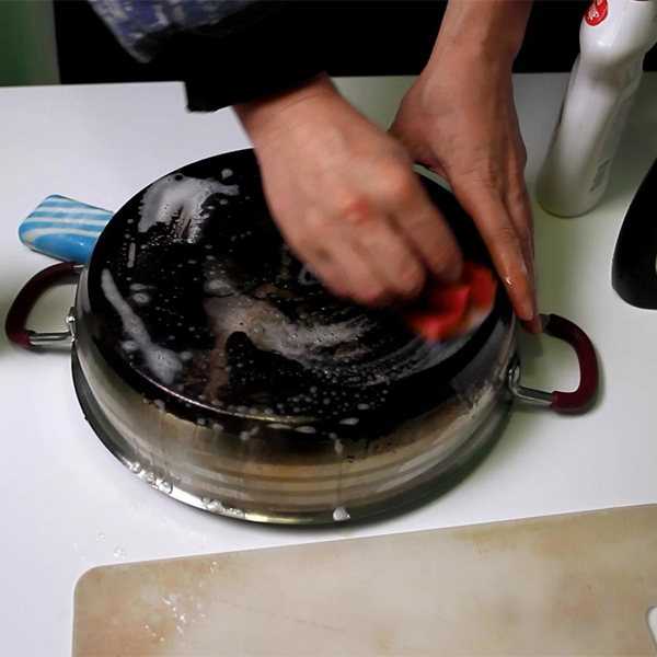 Как чистить сковородки с антипригарным покрытием внутри и снаружи