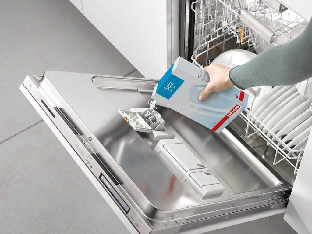 Куда засыпать соль в посудомоечную машину: сколько её можно засыпать в машинку bosh, electrolux и другие