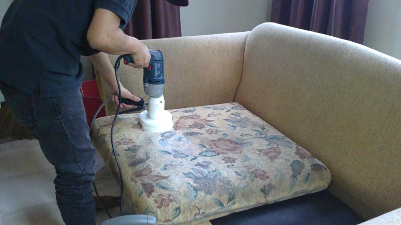 Бюджетные средства и способы, чем почистить диван из ткани в домашних условиях