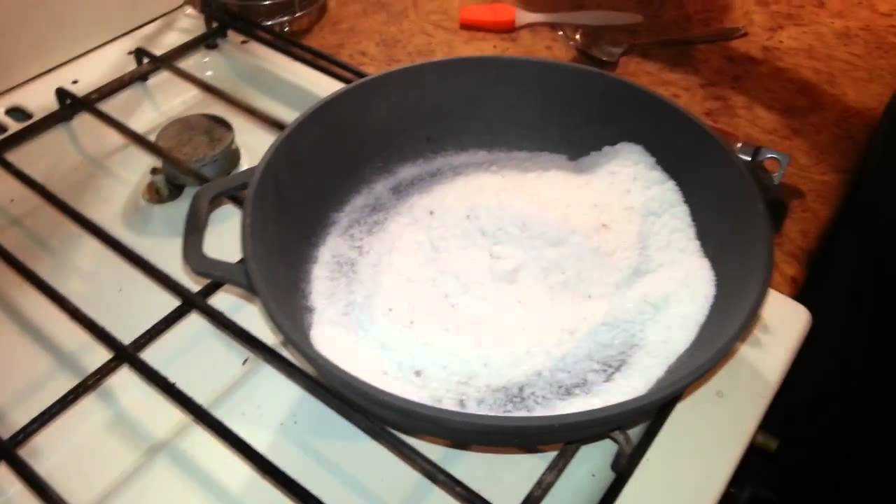 Перед первым использованием сковороды. Сковорода Биол чугунная. Прокаленная чугунная сковорода. Соль в чугунную сковороду и прокалить. Подготовка чугунной сковороды.