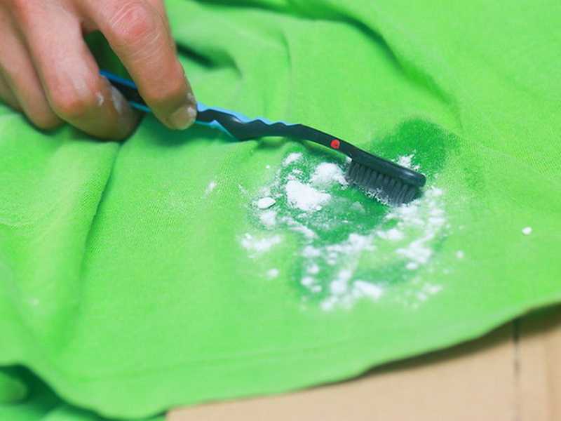 Как отстирать зеленку с одежды, белых и цветных вещей