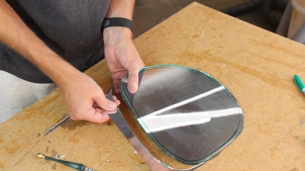 Подробная инструкция: как правильно резать зеркало стеклорезом - техника