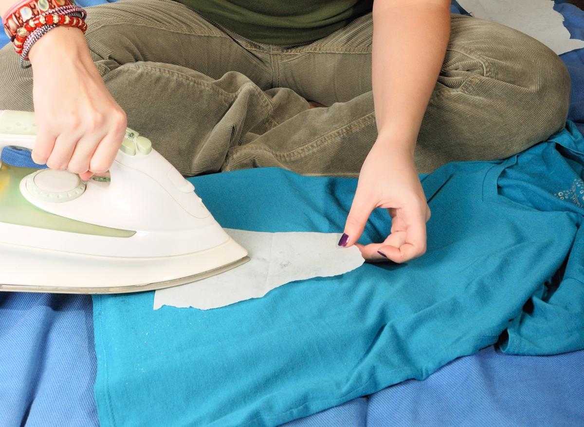 Как убрать воск с одежды: чем удалить капли от свечи, вывести пятна и очистить замшу и другие ткани в домашних условиях?