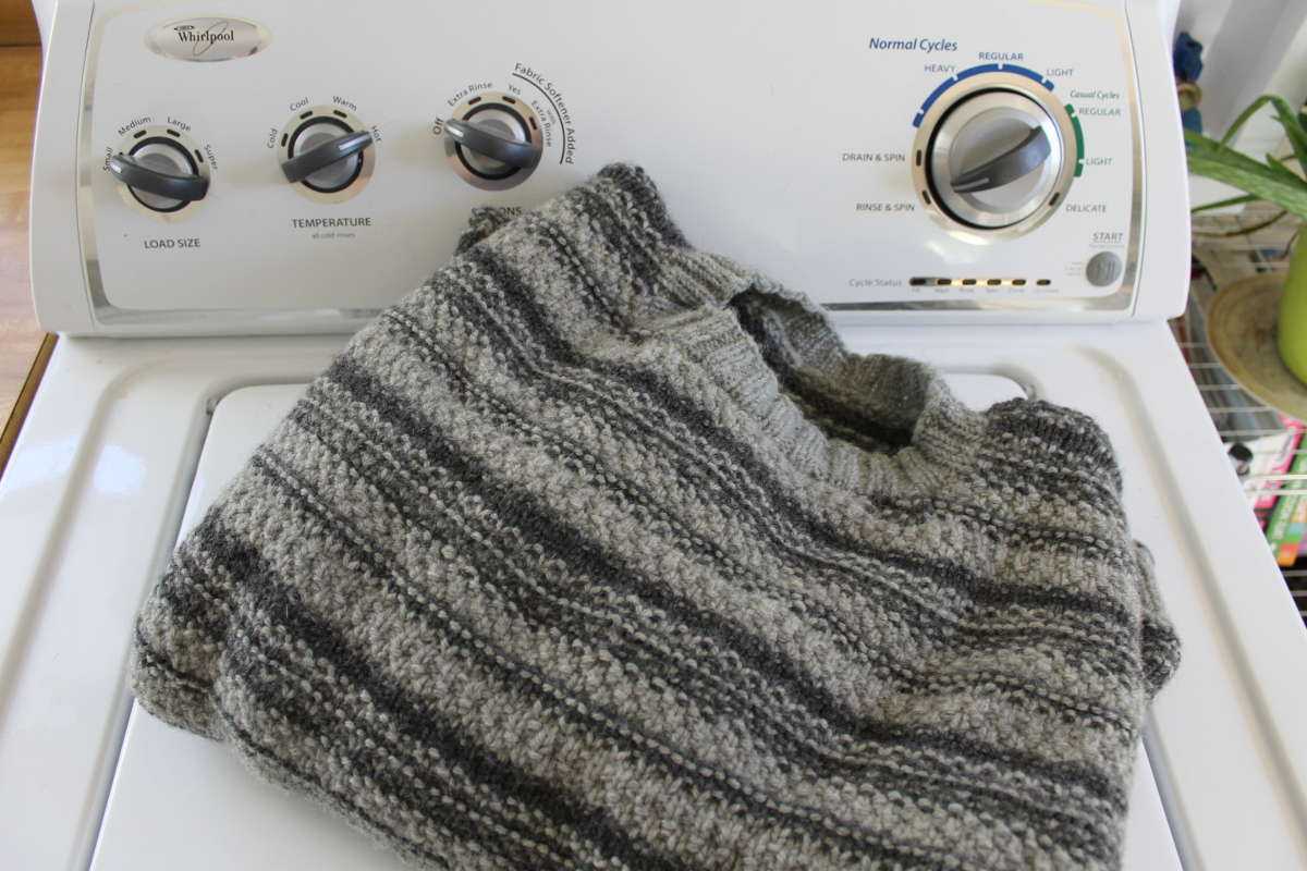 Как стирать шерстяной свитер из ангоры и вязаную кофту, как постирать свитер, чтобы он не растянулся