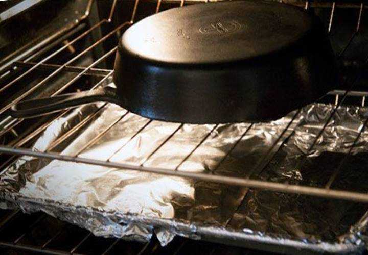 Как прокалить чугунную сковороду перед первым
