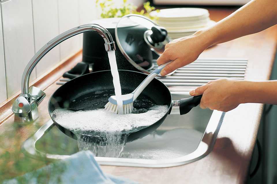 Очищение сковороды с антипригарным покрытием от нагара в домашних условиях