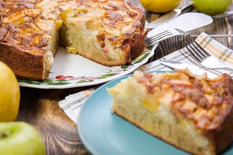 Яблочный пирог на кефире и сметане: 6 пошаговых рецептов в духовке и мультиварке - советдня