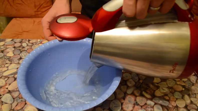 Эффективные способы, как убрать накипь в эмалированном чайнике в домашних условиях