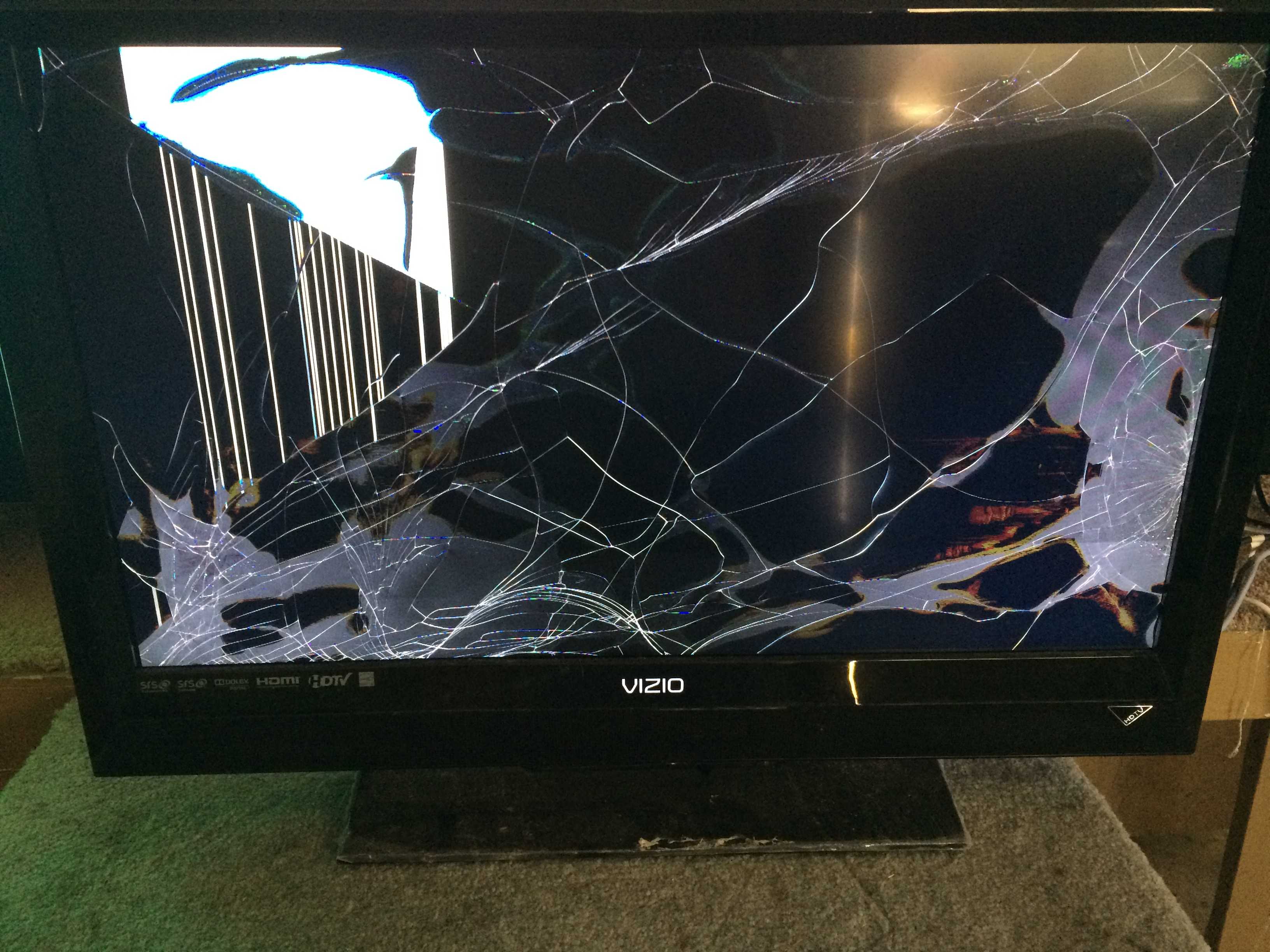 Треснул экран телевизора - что делать, как избавиться от трещины?