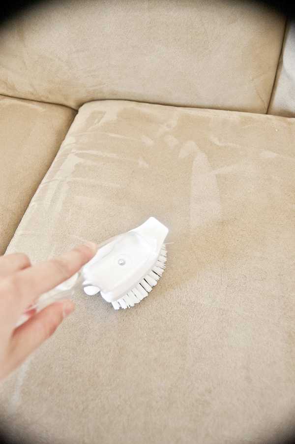 Как убрать запах мочи взрослого человека с дивана в домашних условиях: как почистить подручными средствами от пятен и чем отмыть, если народные методы не помогают?