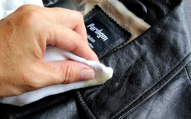 Как почистить белую кожаную куртку, сумку в домашних условиях?