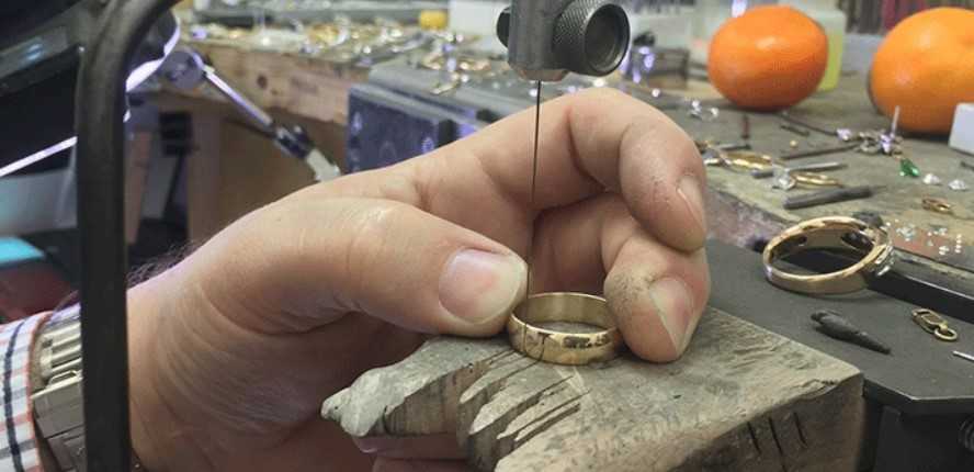 Как увеличить обручальное кольцо у мастера и в домашних условиях?