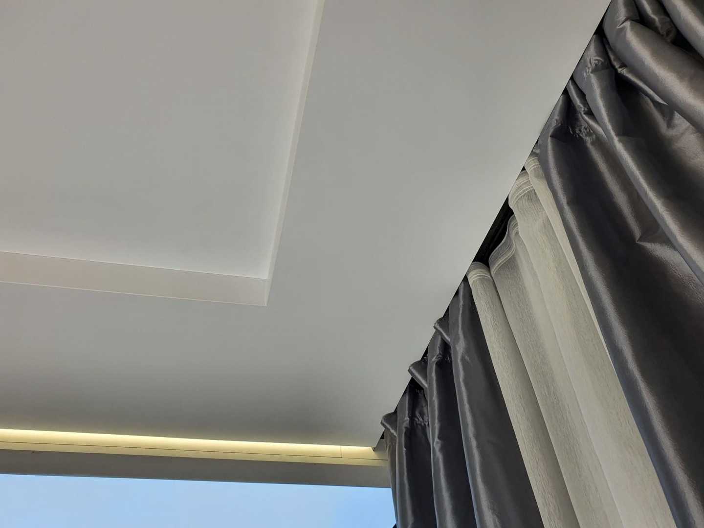 Карнизы для штор под натяжные потолки: какие лучше?