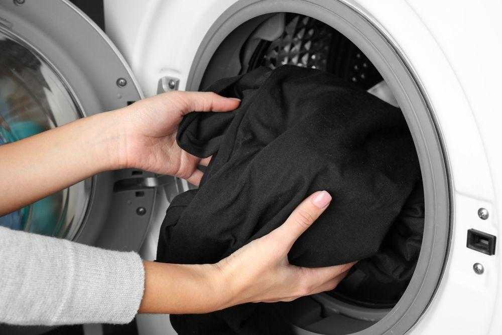 Как постирать кожаные штаны, чтобы они не испортились и не потеряли форму Чем вывести пятна, можно ли использовать стиральную машинку