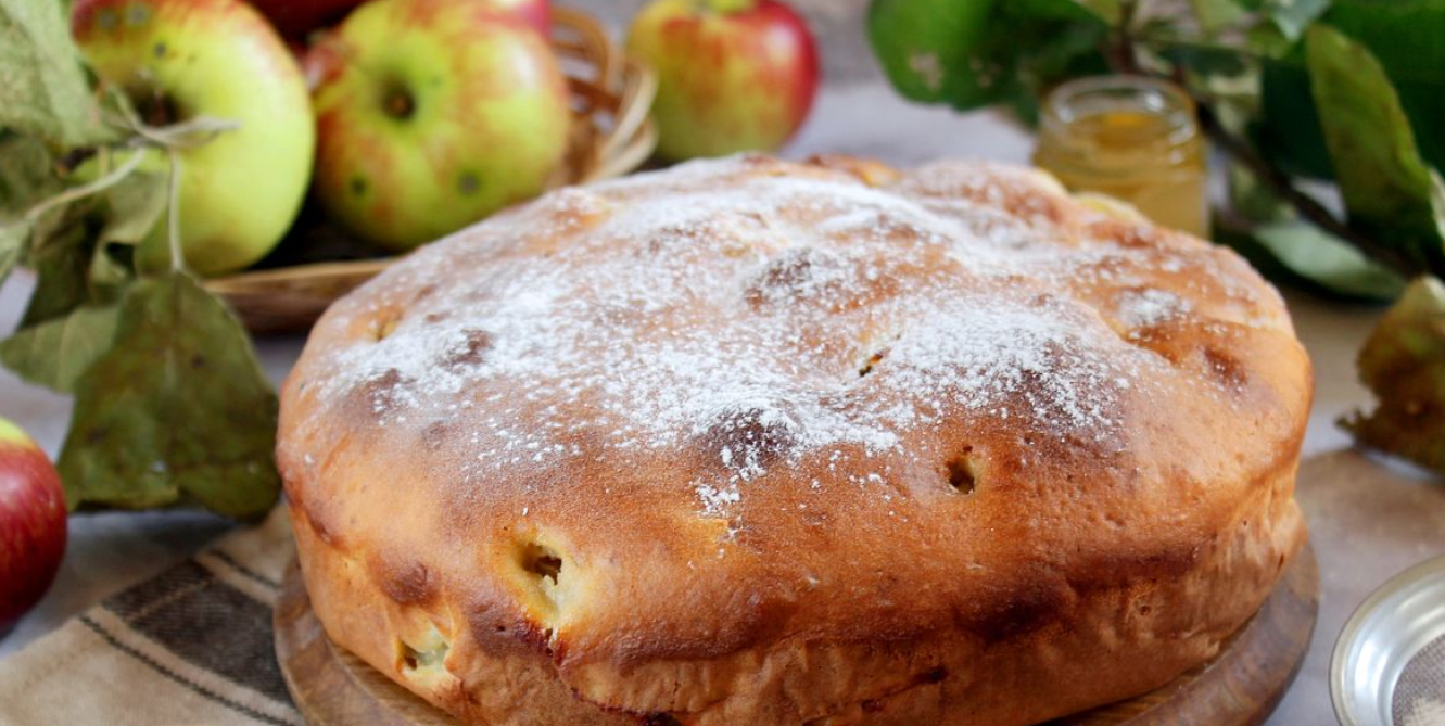 Яблочный пирог с тестом на сметане вкуснее шарлотки - три рецепта: со сметанной заливкой, простой красивый пирог с решеткой, нежный пирог со сметаной и маслом
