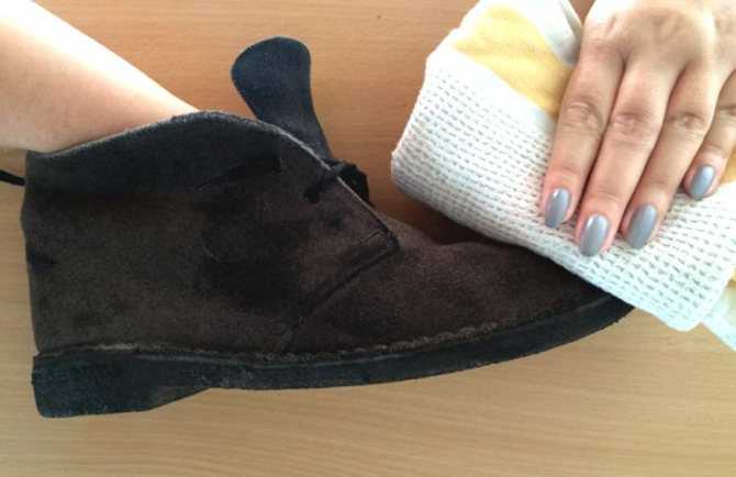 Как разносить замшевые туфли, которые жмут, в домашних условиях
