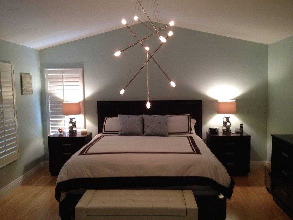 Освещение в интерьере спальни, варианты для мансардной, маленькой и большой комнаты, дизайн и примеры точечного освещения