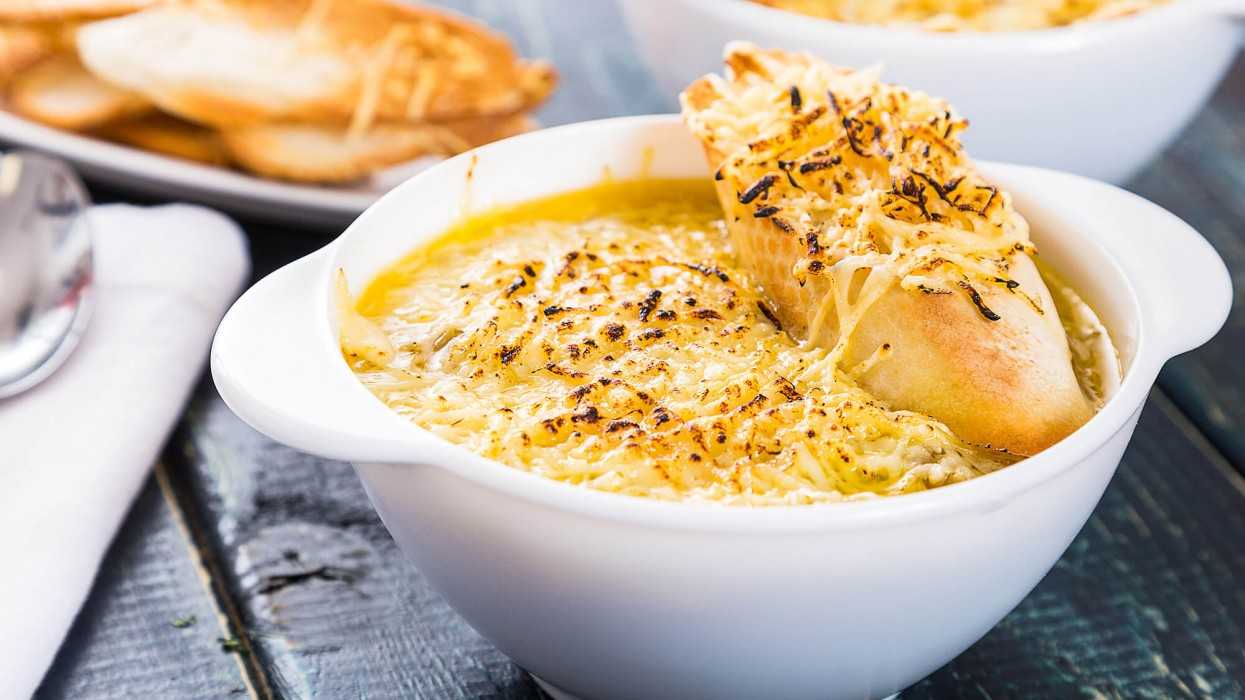 Как приготовить настоящий французский луковый суп по классическому рецепту – история блюда
